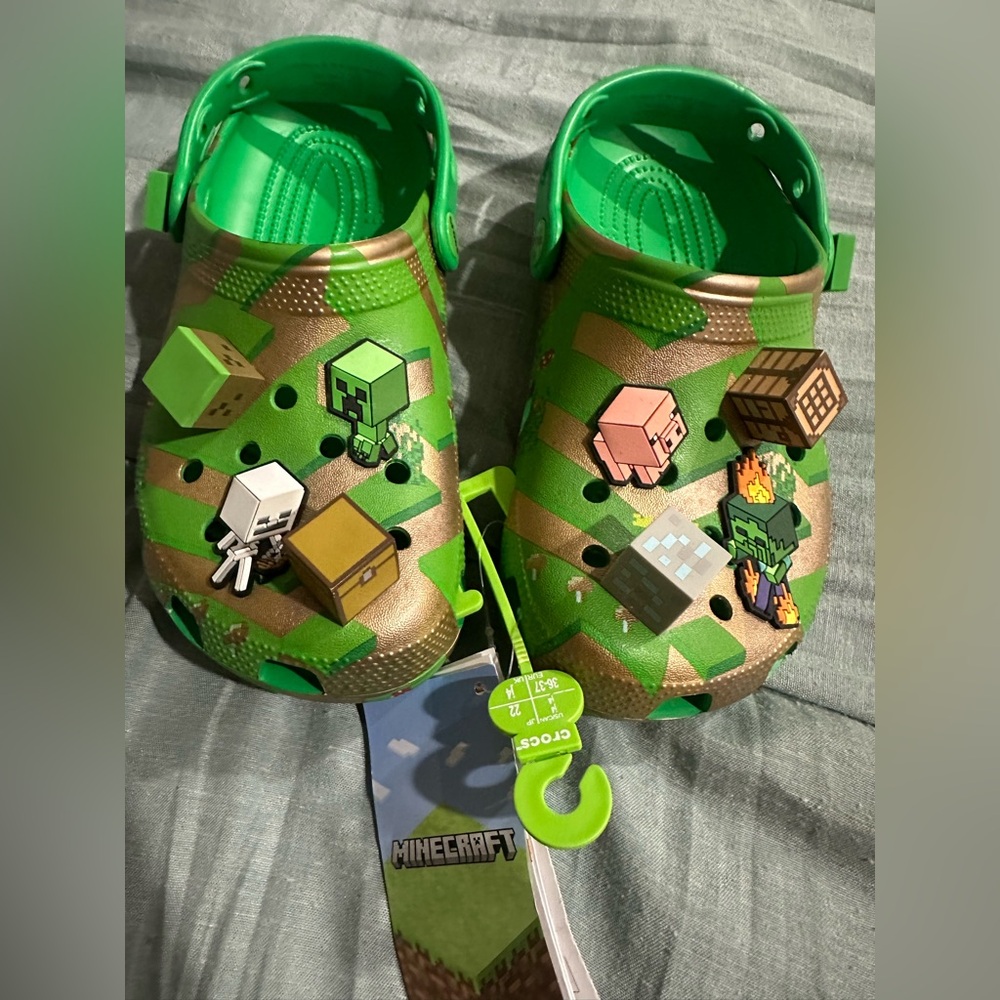 CROCS Kids Green and Gold Minecraft NWT